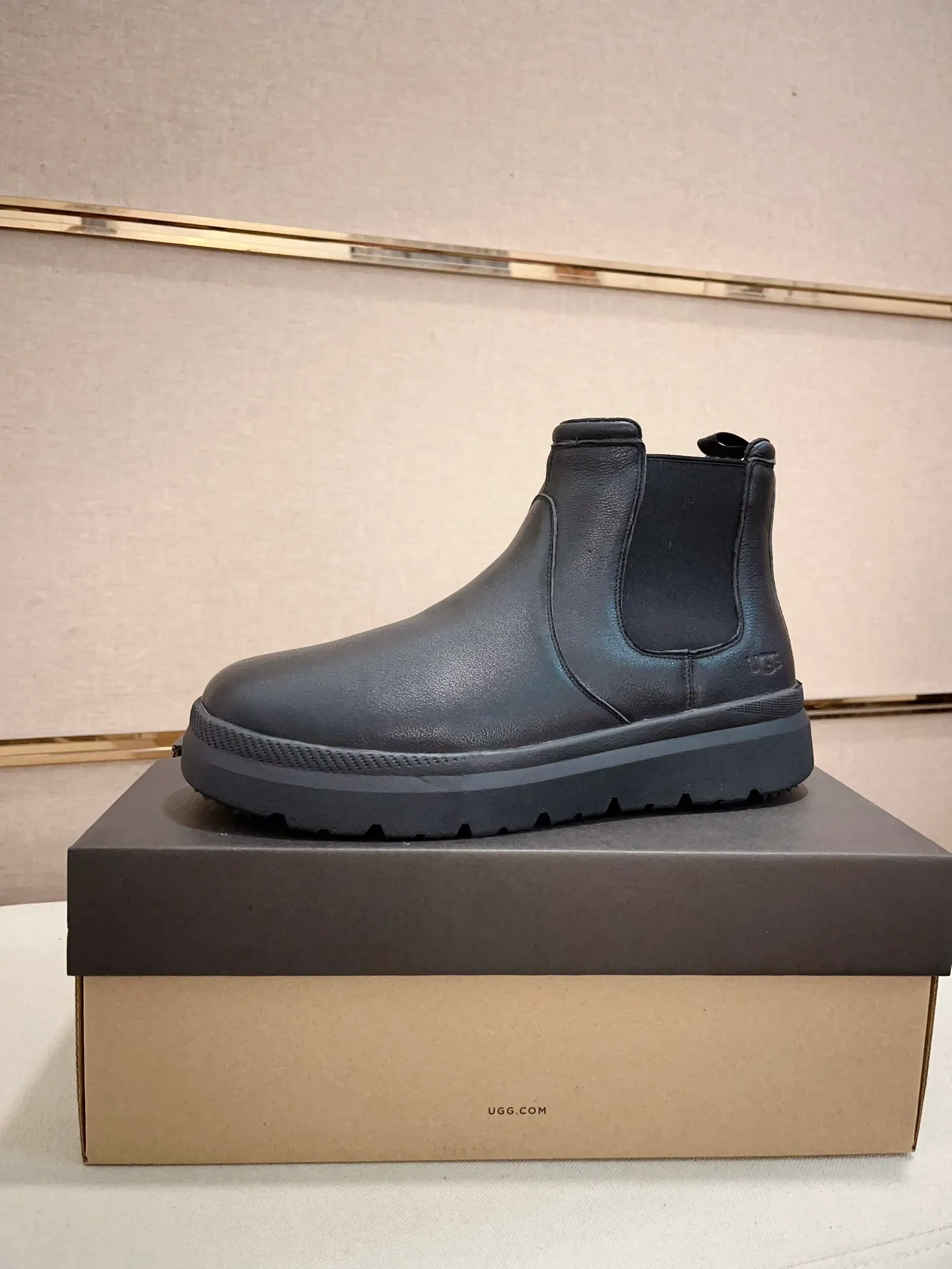 Men's shoes💰: 600💰(high-end goods) UGG❄️❄️Latest model 1:1⃣️quality, fabric: high-end quality first-layer cowhide imported from Europe. Lining: wool lining, sole: pure imported rubber foam outsole. ❤️High-end goods, fine workmanship, trendy and fashionable. The fit is very classy. If you know the goods, you will definitely not be able to refuse😍😍Code number: 41-45. Can be customized 46.47.